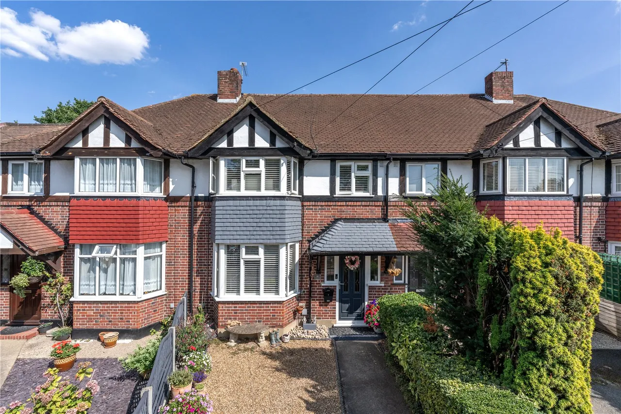 Heathcroft Avenue, Sunbury On Thames, TW16 7TN, photo 2