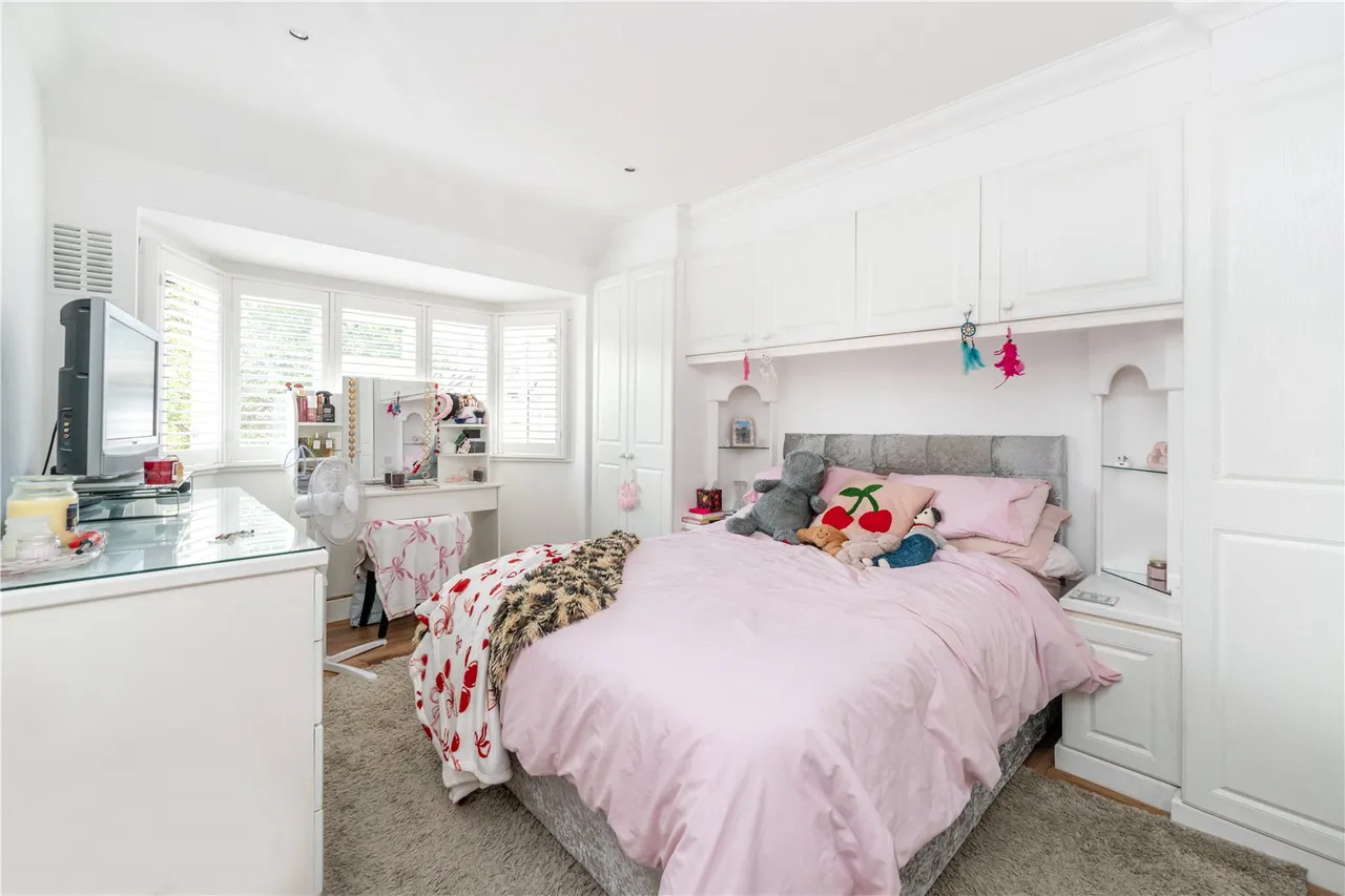 Heathcroft Avenue, Sunbury On Thames, TW16 7TN, photo 6