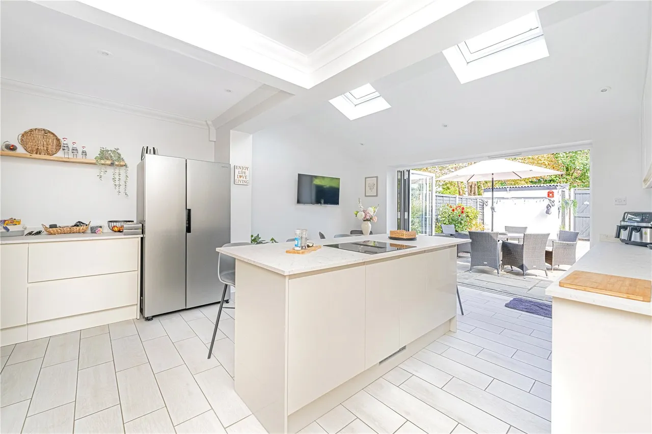 3 bed house for sale — Heathcroft Avenue, Sunbury On Thames, TW16 7TN