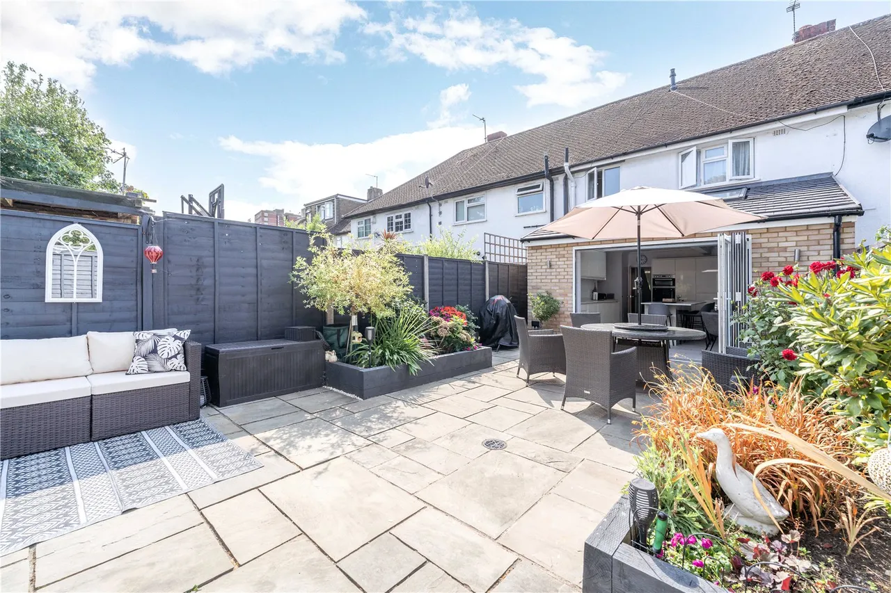 Heathcroft Avenue, Sunbury On Thames, TW16 7TN, photo 5