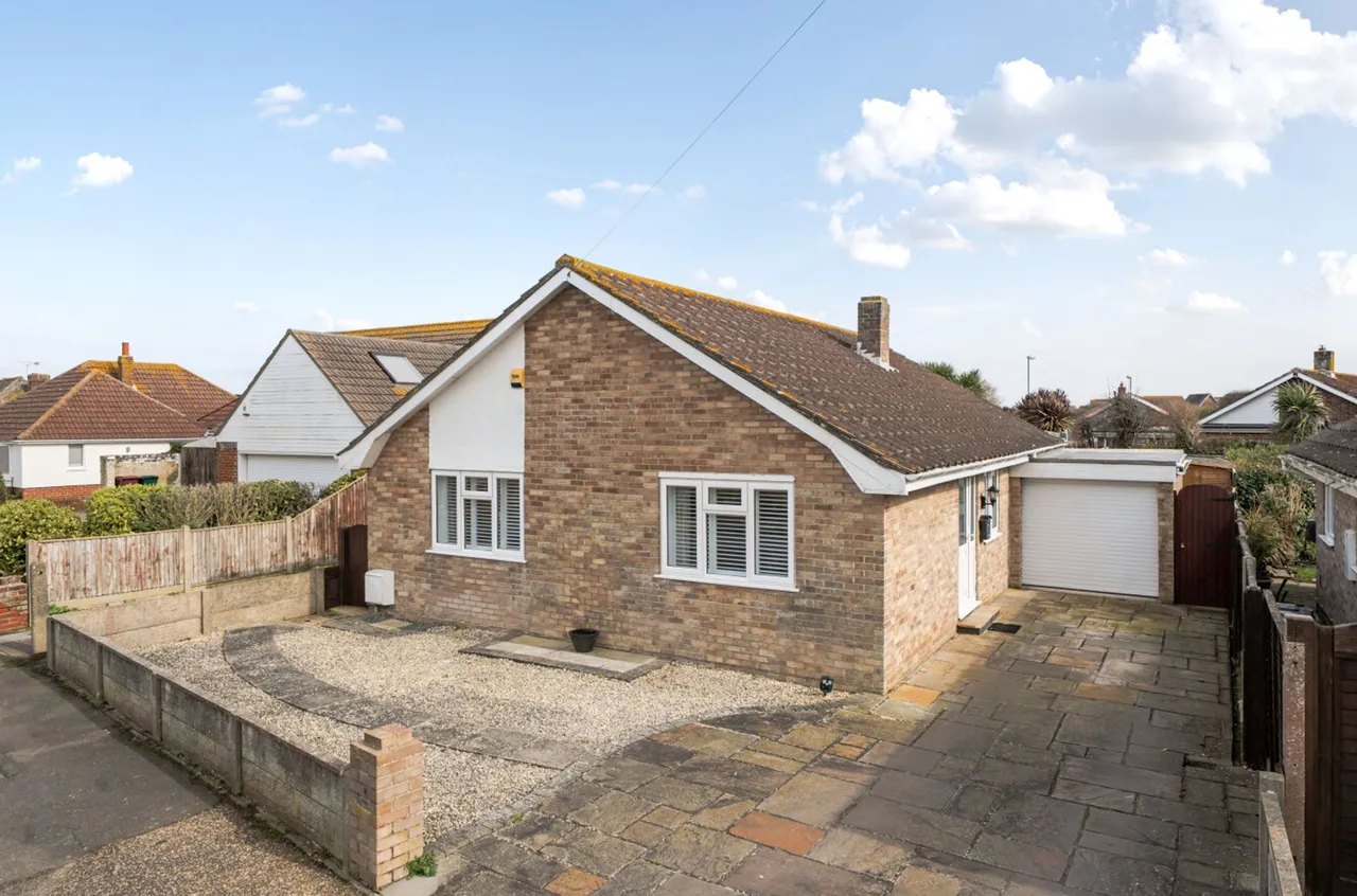 3 bed property for sale, Pond Road, Bracklesham Bay, PO20