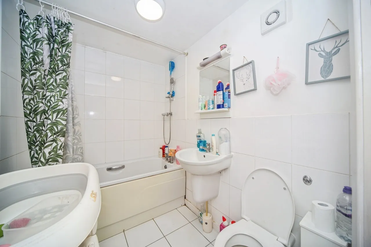 Ted Bates Road, Southampton, SO14, photo 10