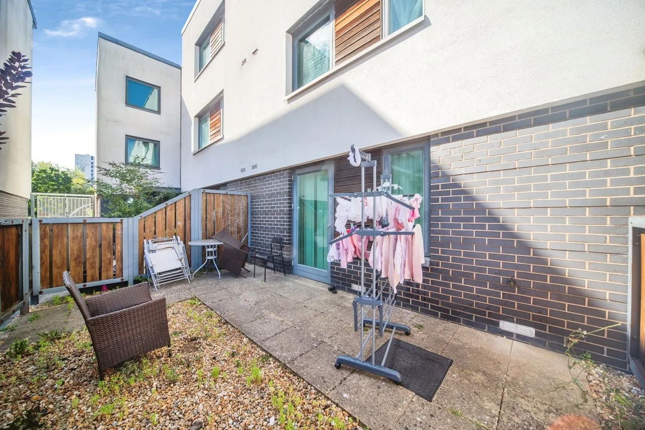 Ted Bates Road, Southampton, SO14, photo 5