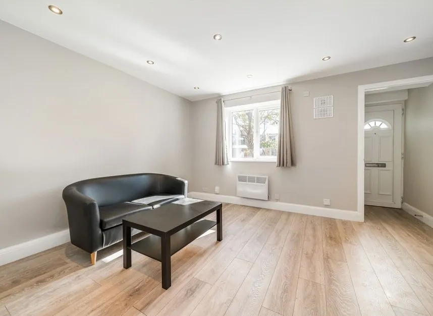 Vine Place, Hounslow, TW3, photo 3