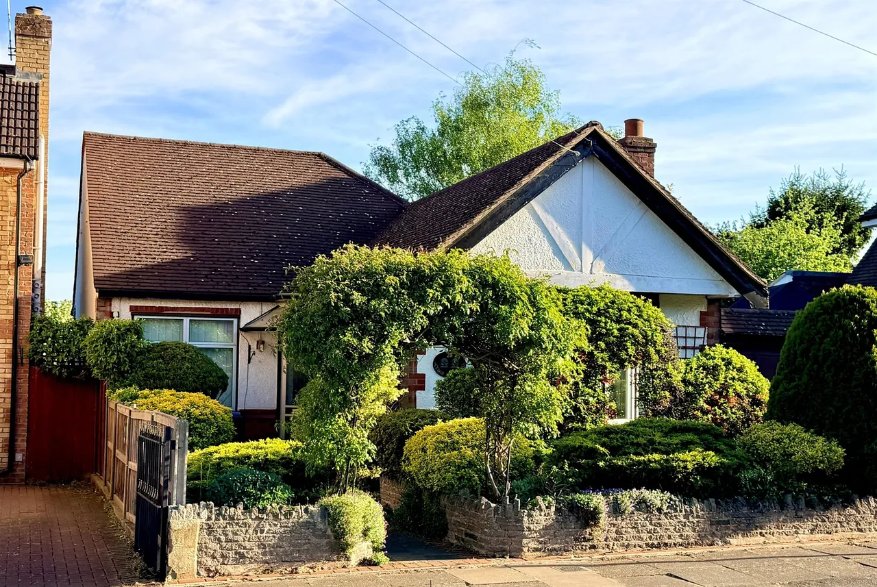 2 bed house for sale — Cedar Park Road, Enfield