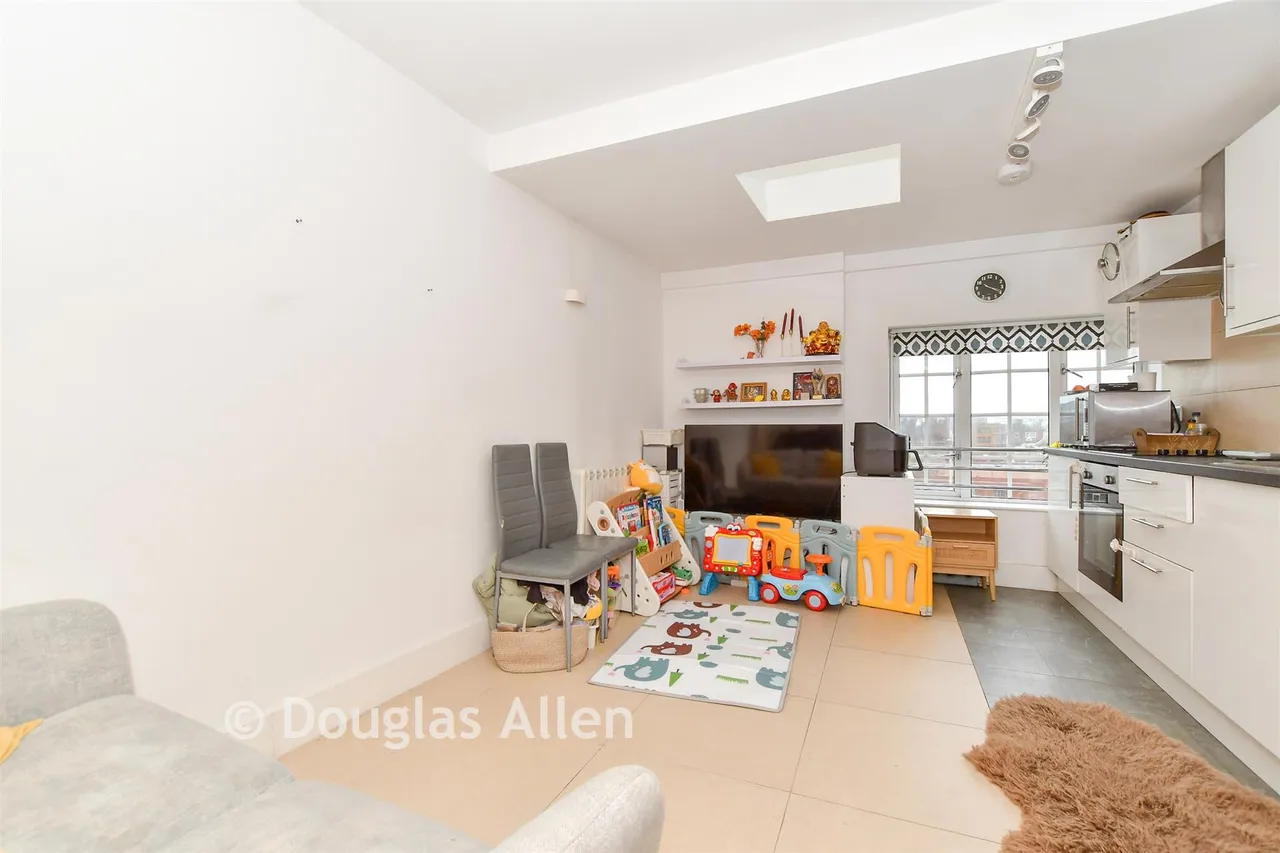 High Street, Barkingside, IG6, photo 2