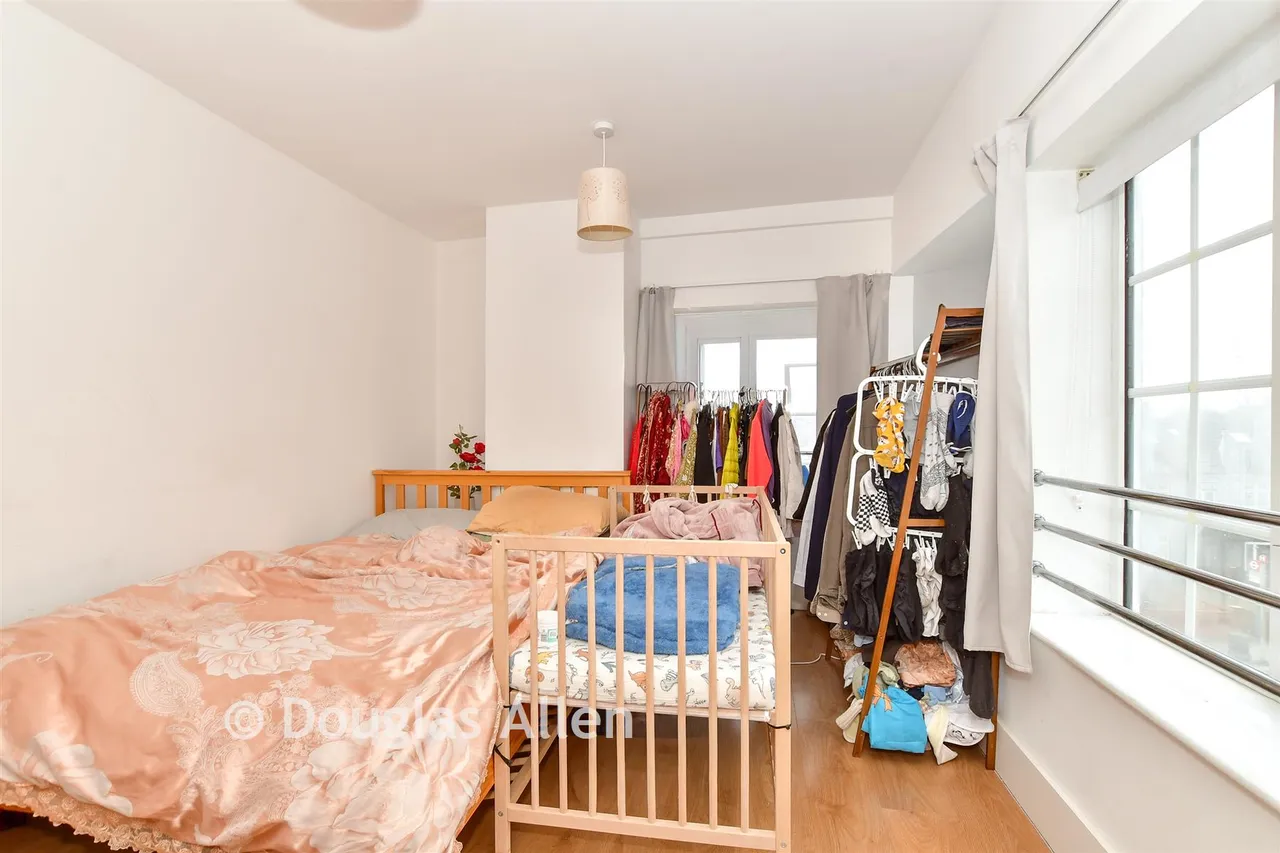 High Street, Barkingside, IG6, photo 4