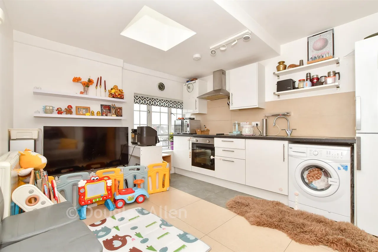 High Street, Barkingside, IG6, photo 3