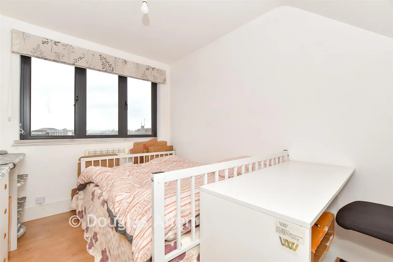 High Street, Barkingside, IG6, photo 7
