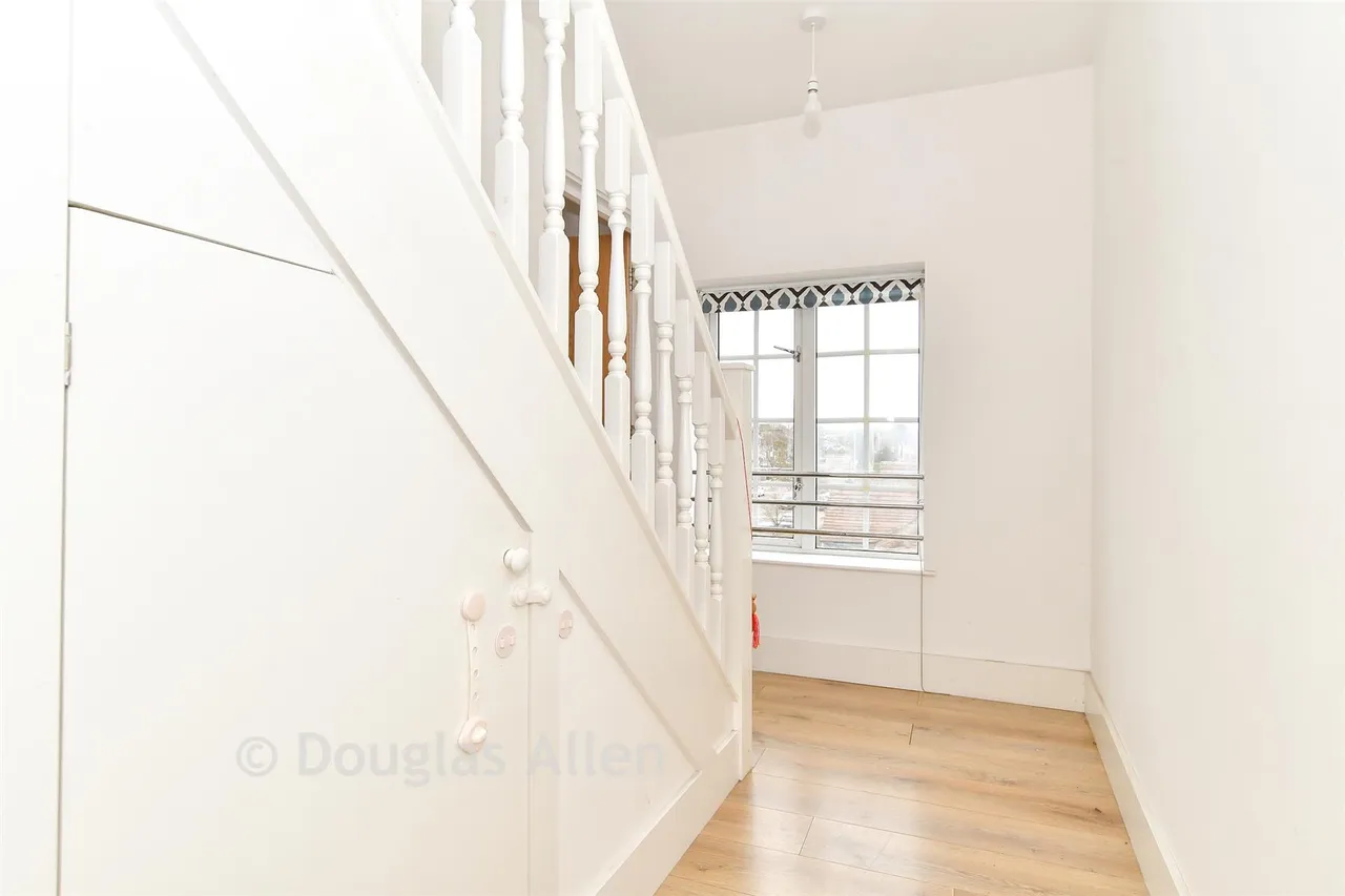 High Street, Barkingside, IG6, photo 8