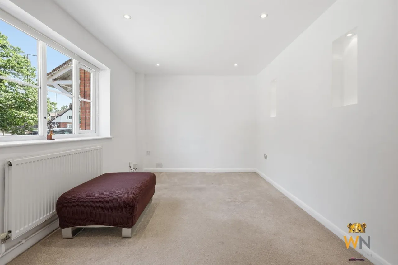 Rayleigh Road, Hutton, CM13, photo 6