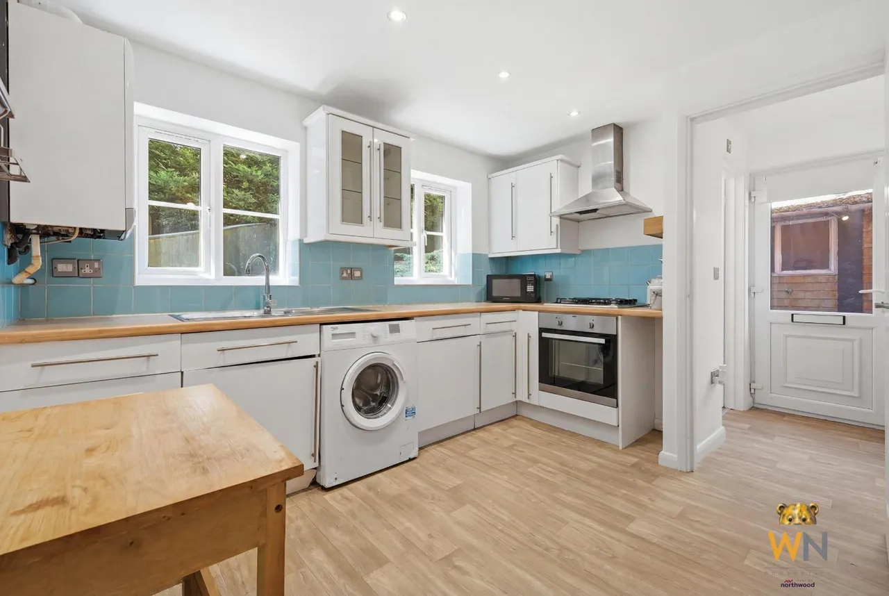 Rayleigh Road, Hutton, CM13, photo 3