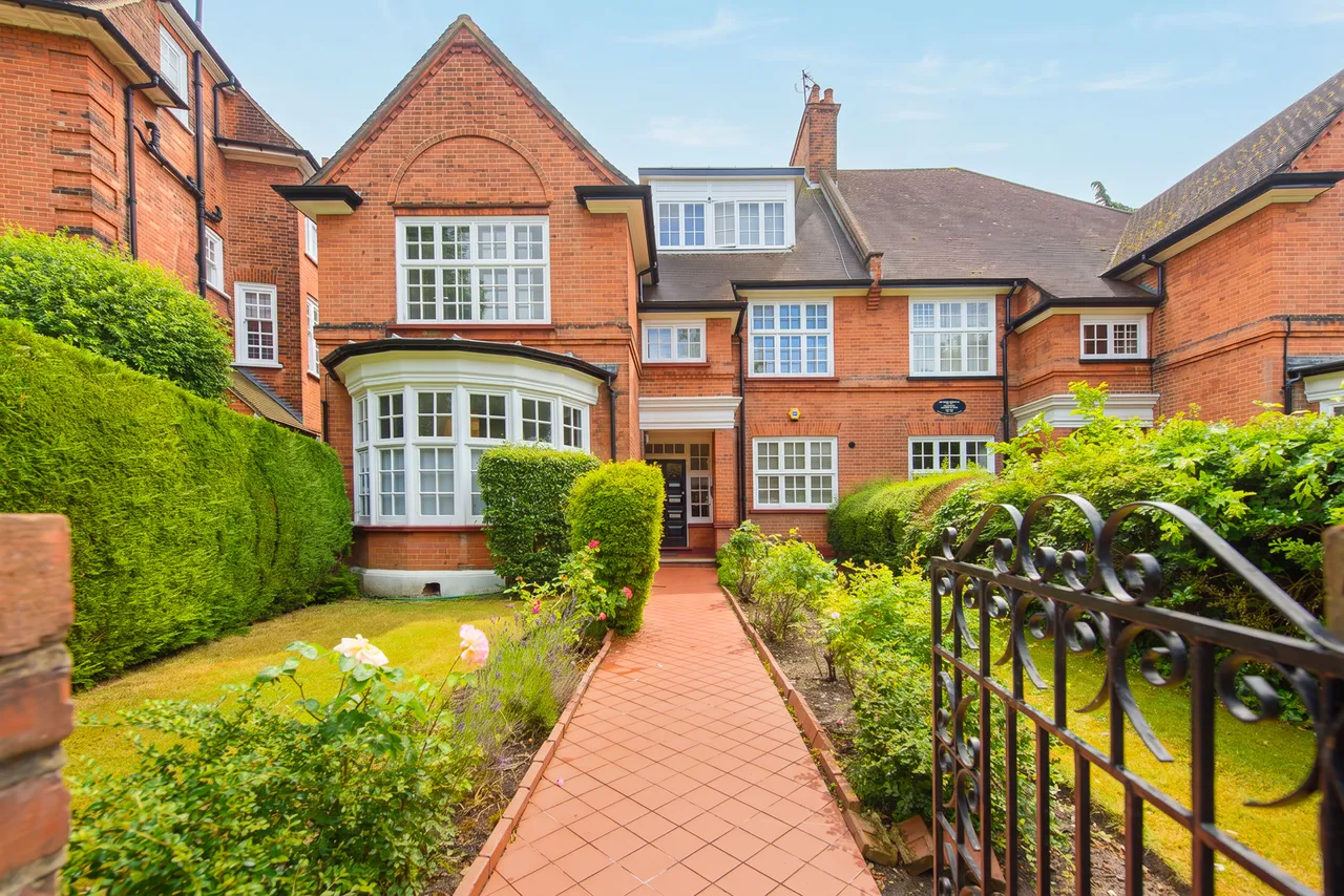 2 bed flat to rent — Flat 4, 47 Hollycroft Avenue, London