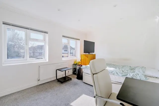 Keywood Drive, Sunbury-On-Thames, TW16, photo 11