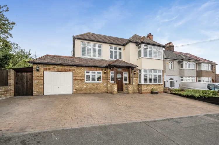 5 bed house for sale — Heathview Avenue Crayford, Dartford, Kent, DA1