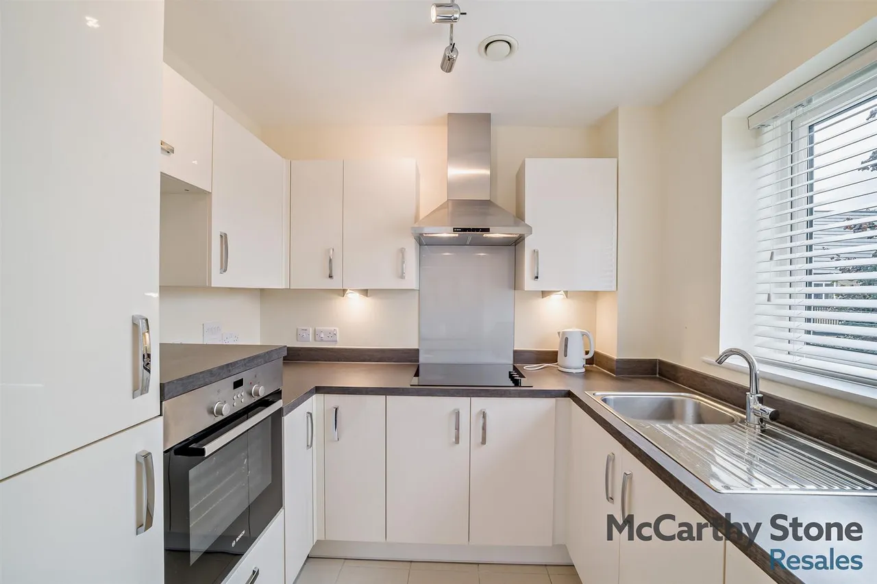Hart Close, Wilton, SP2, photo 15