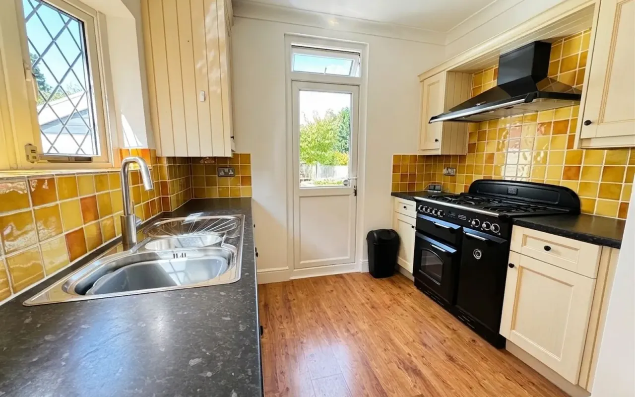 Clandon Close, Epsom, KT17, photo 5