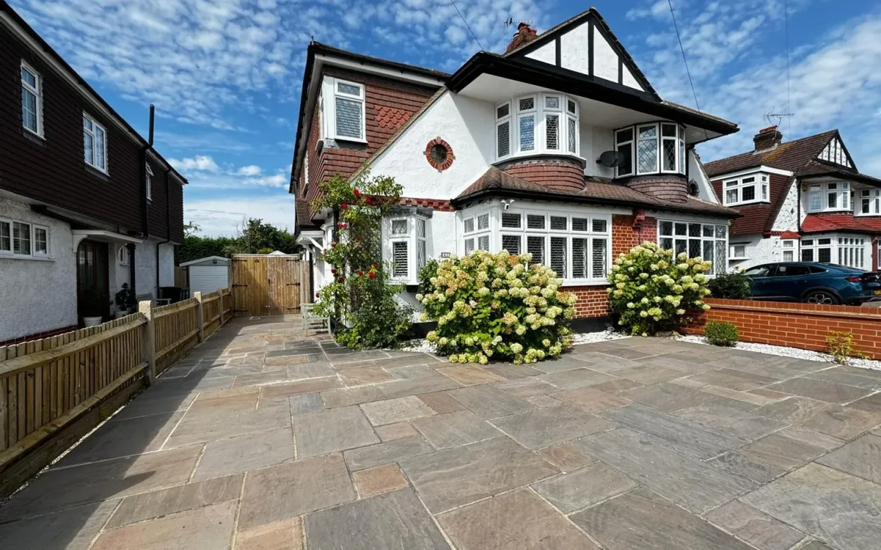 4 bed property for sale — Clandon Close, Epsom, KT17