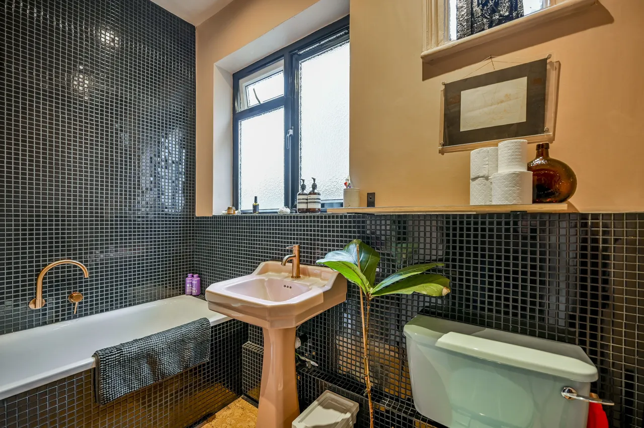 Flat A, 105 Woodside Gardens, London, photo 6