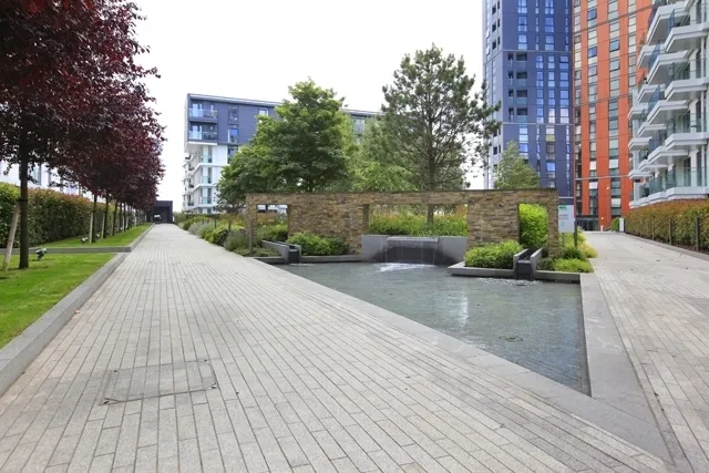 Wandsworth Road, London, SW8, photo 3