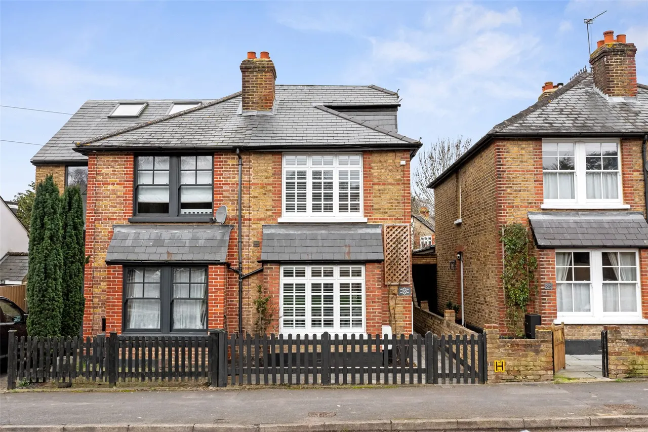 3 bed house for sale — Coverts Road, Claygate, KT10 0LJ