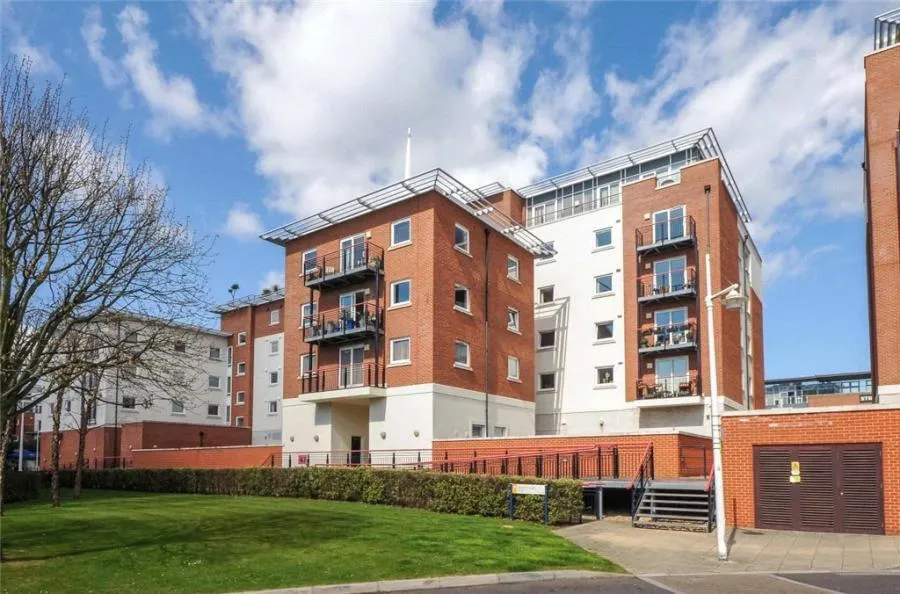 2 bed flat for sale, The Canalside, Gunwharf Quays, PO1