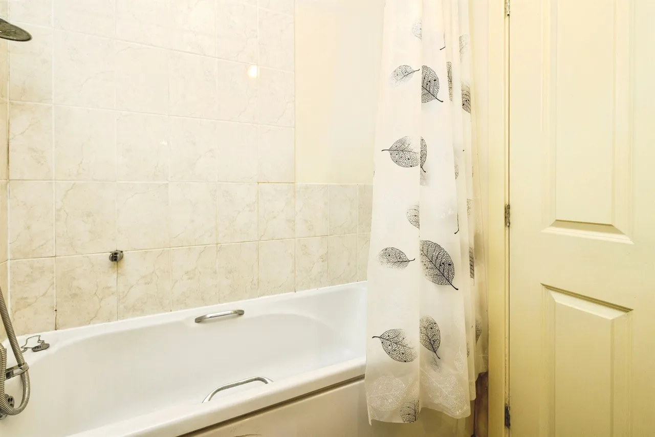 Bluebell Walk, Witham St. Hughs, LN6, photo 12