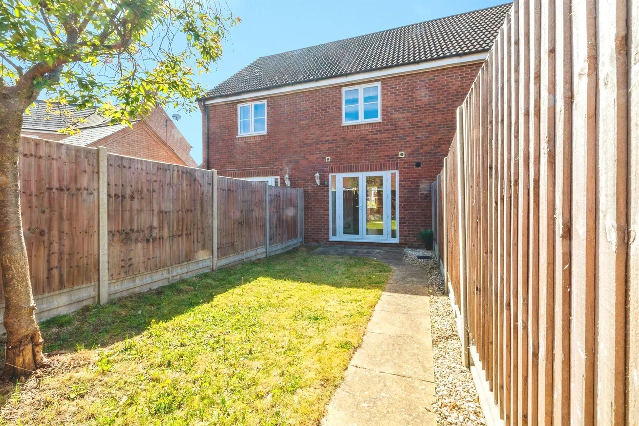 Bluebell Walk, Witham St. Hughs, LN6, photo 2