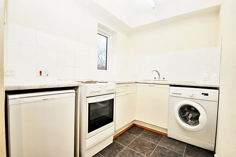 Amberley Way, Uxbridge, UB10, photo 3
