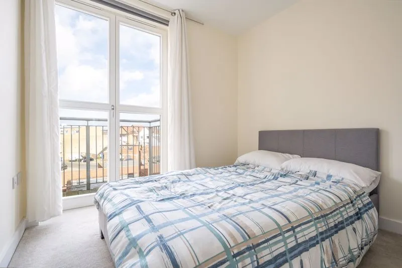 New Zealand Avenue, Walton-On-Thames, KT12, photo 6