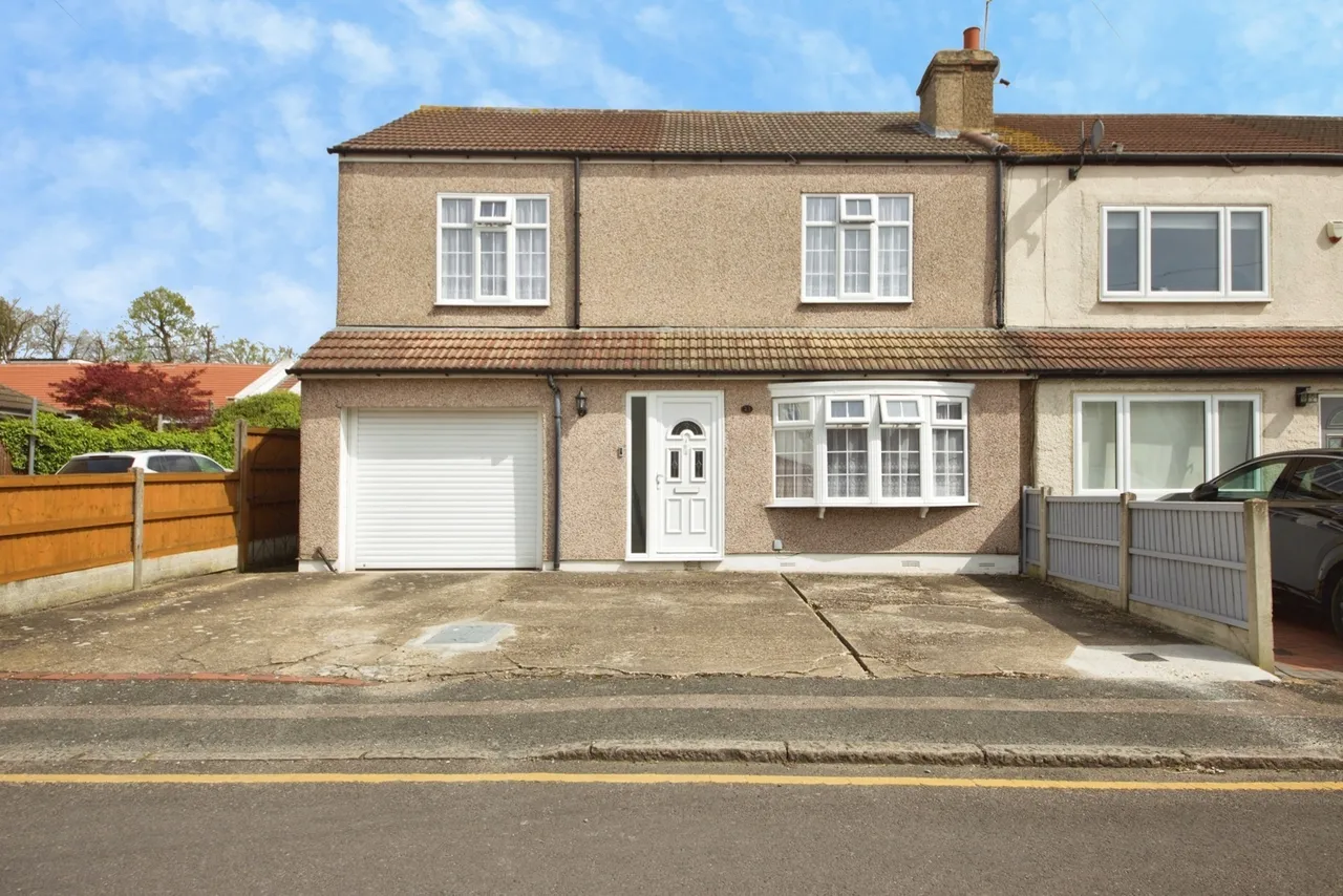 5 bed house for sale — Aveley Road, Romford, RM1