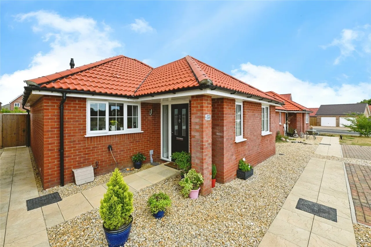 2 bed house for sale — Yarrow Drive, Hunstanton, Norfolk, PE36