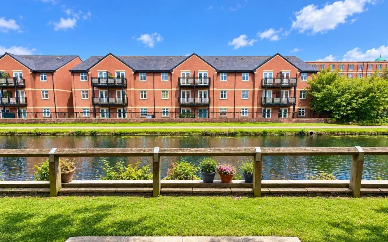 Stott Wharf, Leigh, photo 12