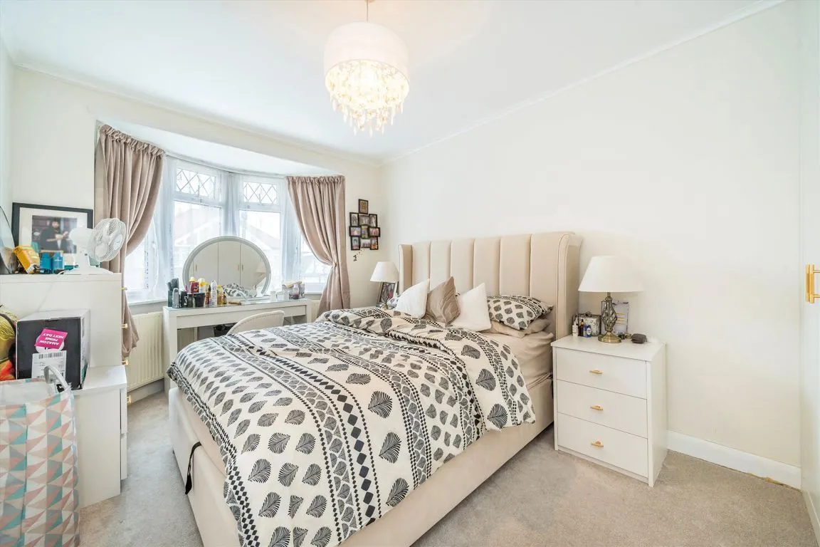 Cheyne Avenue, TW2, photo 3