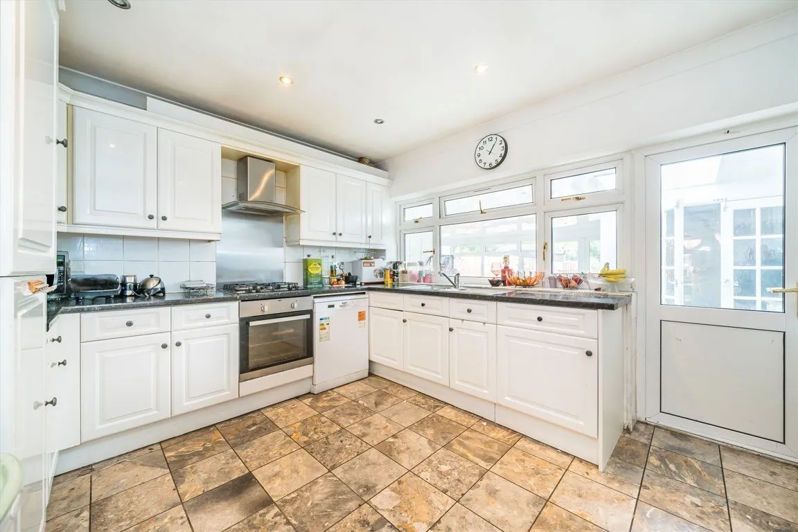 Cheyne Avenue, TW2, photo 4