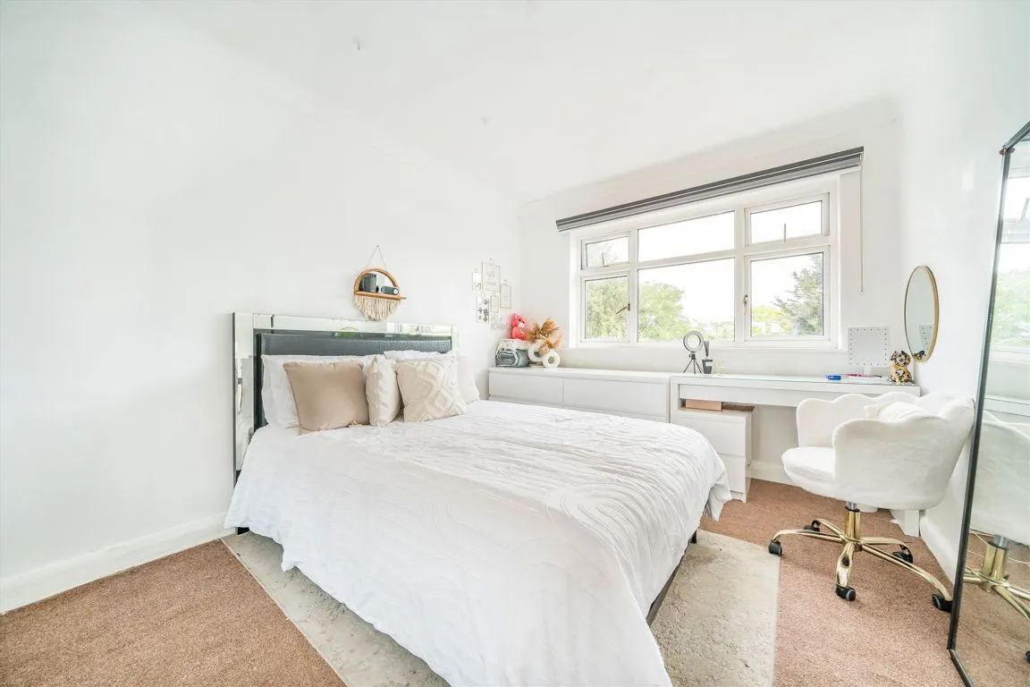 Cheyne Avenue, TW2, photo 7