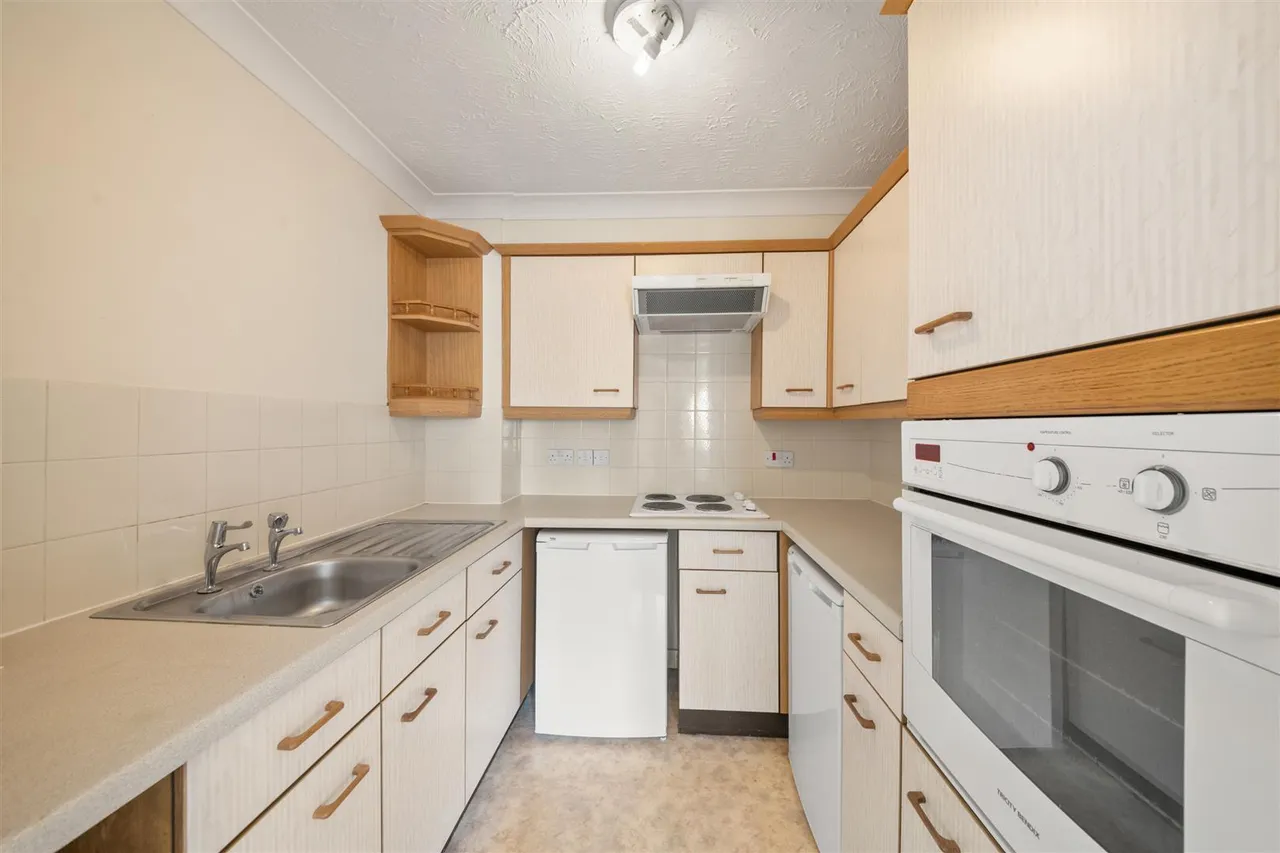 Wood Lane, Ruislip, photo 6