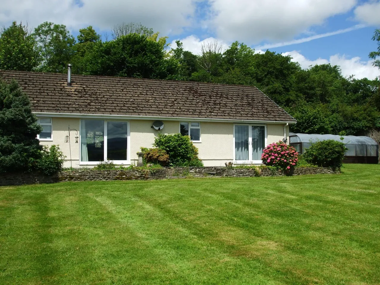 Caravan Park with 3-bedroom owners Bungalow, Llangadog, SA19, photo 4