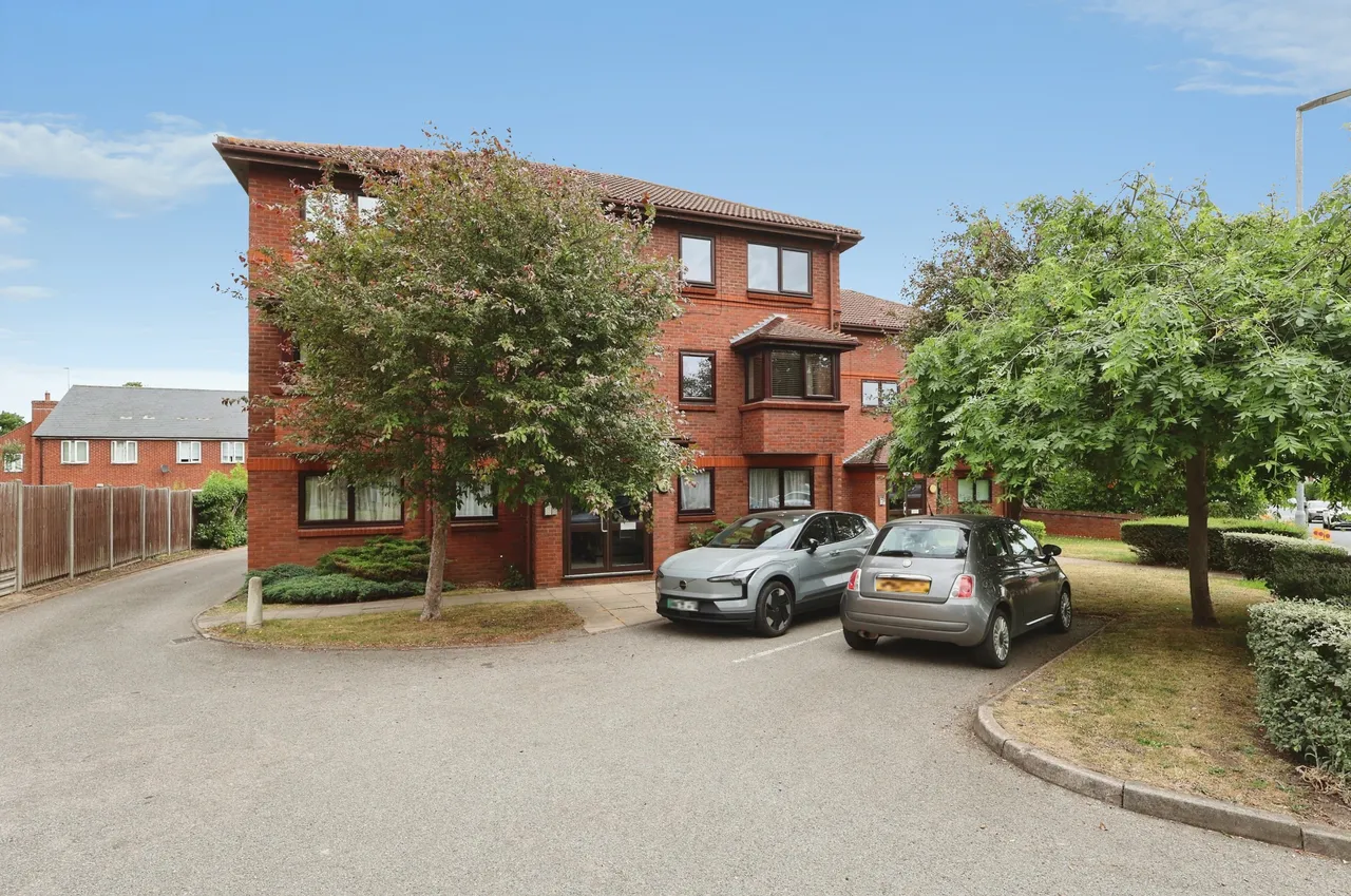 2 bed flat for sale — Westbrook Court, Stevenage Road, Hitchin