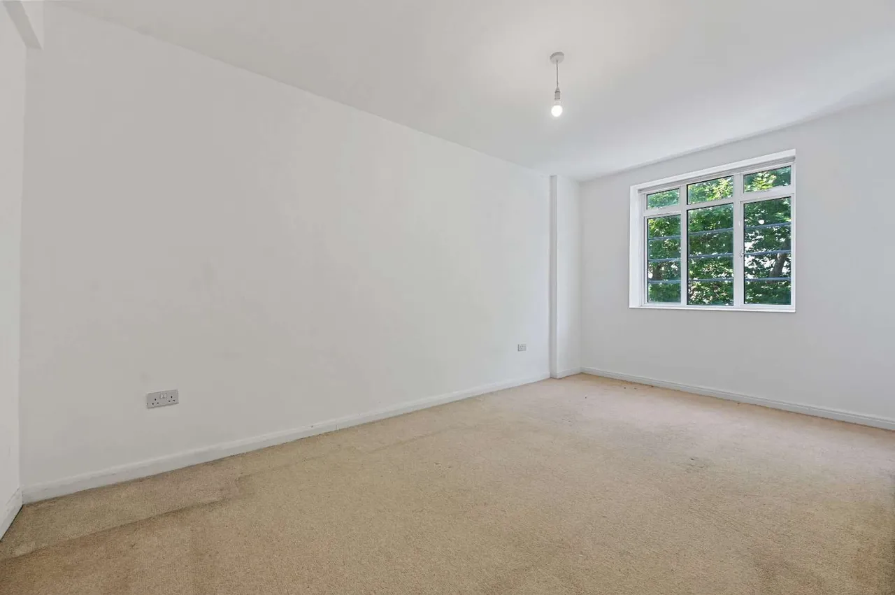 Hammersmith Road, London, W6, photo 11