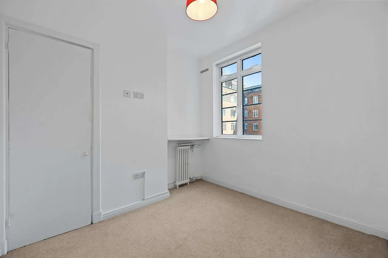 Hammersmith Road, London, W6, photo 10
