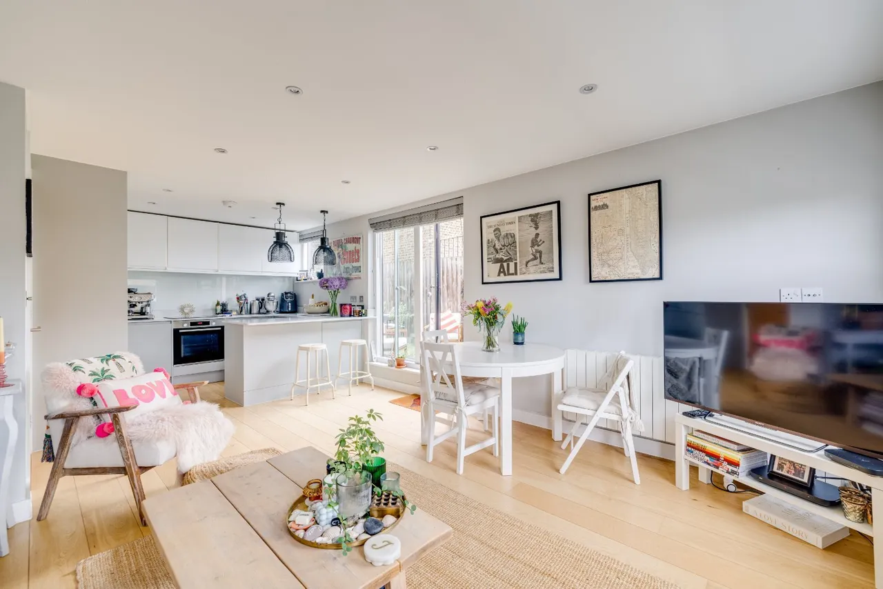 2 bed flat for sale, Munster Road, Fulham, SW6