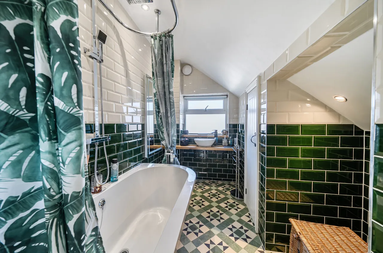 Bedford Avenue, Frimley Green, Camberley, Surrey, GU16 6HS, photo 10