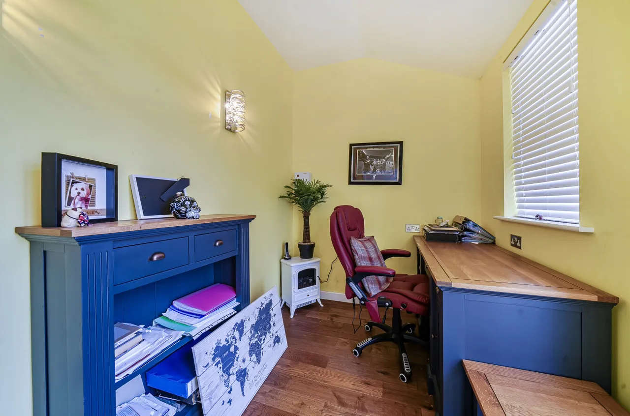 Bedford Avenue, Frimley Green, Camberley, Surrey, GU16 6HS, photo 9