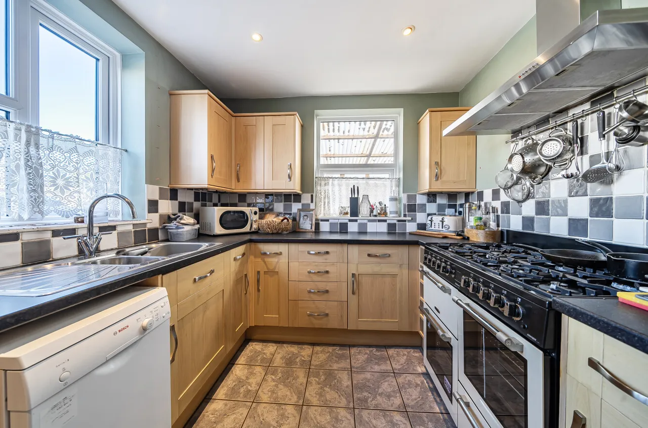 Bedford Avenue, Frimley Green, Camberley, Surrey, GU16 6HS, photo 4