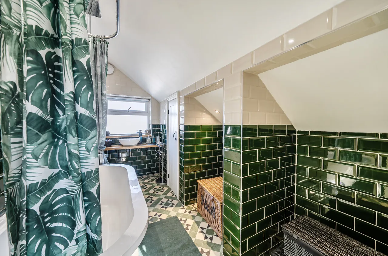 Bedford Avenue, Frimley Green, Camberley, Surrey, GU16 6HS, photo 12