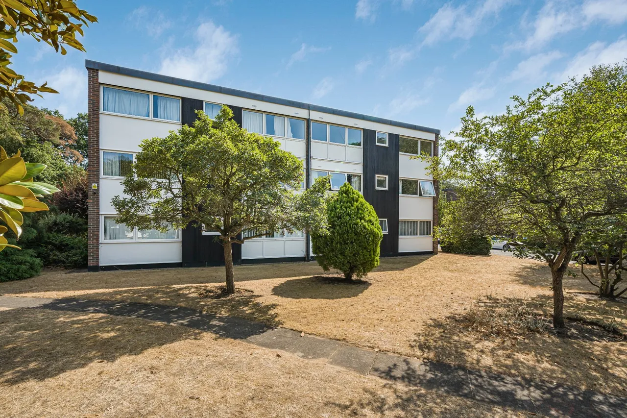 3 bed flat for sale, High Point, Weybridge, KT13