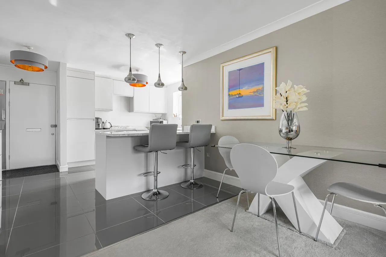 High Point, Weybridge, KT13, photo 11