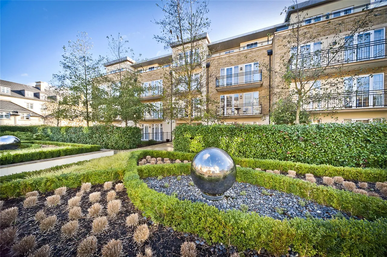 3 bed flat for sale, Whitcome Mews, TW9