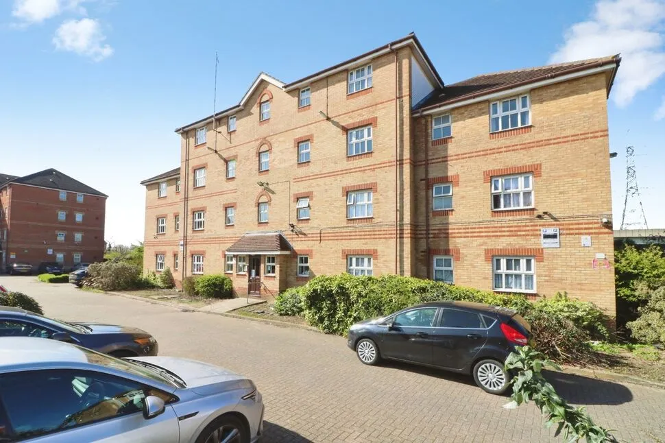 2 bed flat for sale, Bluebell Way, Ilford, IG1